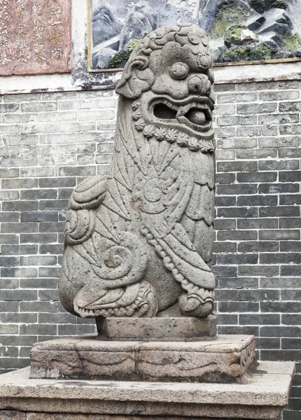 Chinese leeuw bij de ingang van een tempel — Stockfoto