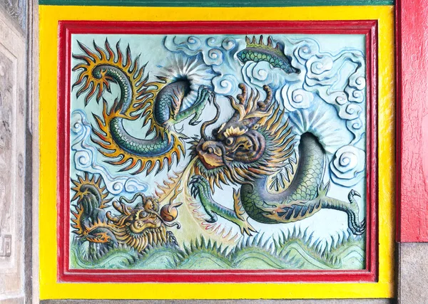 Драконье украшение храма во Вьетнаме — стоковое фото