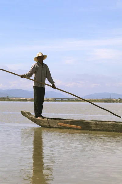 Dak Lak, VIETNAM - JANUARY 6, 2015 - Man pushing a boat with a pole — Stock Photo, Image