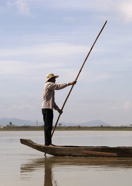 Dak Lak, VIETNAM - JANUARY 6, 2015 - Man pushing a boat with a pole — Stock Photo, Image