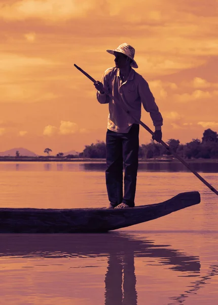 Dak Lak, VIETNAM - JANUARY 6, 2015 - Man pushing a boat with a pole — Stock Photo, Image