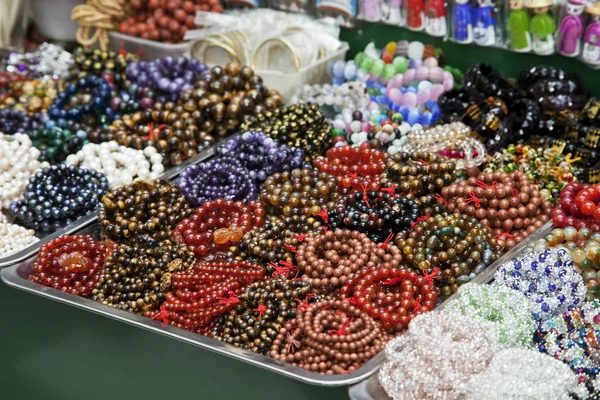 각종 구슬 및 베트남 시장에서 팔찌 — 스톡 사진