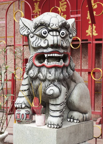 Chinese leeuw bij de ingang van een tempel — Stockfoto