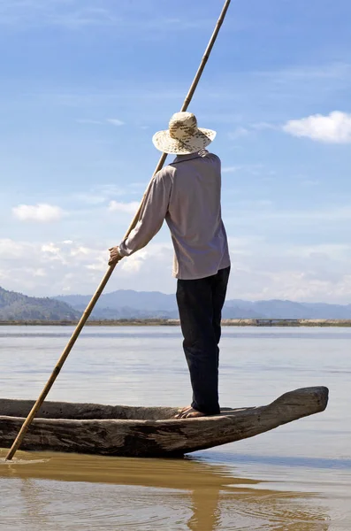 Dak Lak, VIETNAM - JANUARY 6, 2015 - Man pushing a boat with a pole — Stock Photo, Image