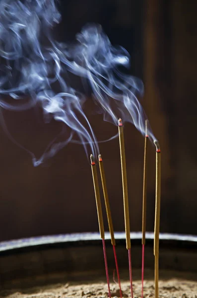 Incence sticks em um templo budista — Fotografia de Stock