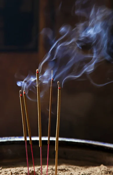 Rökelse pinnar i ett buddhistiskt tempel Stockfoto