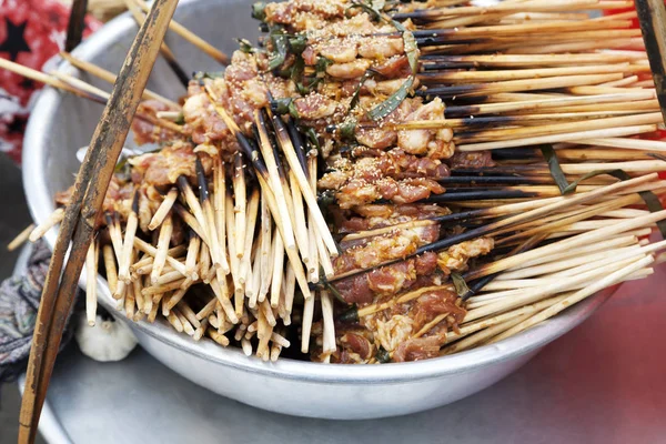 Folhetos pequenos com carne cozida — Fotografia de Stock