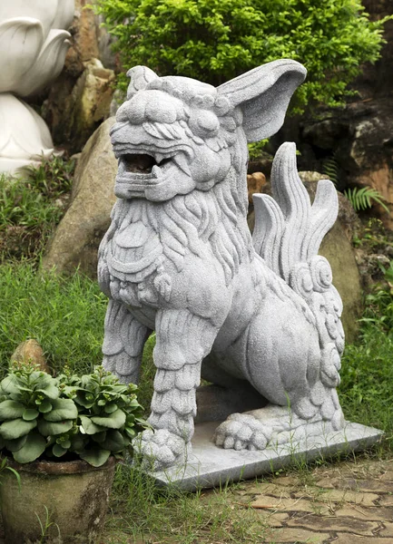 Chinese lion at the entrance of a temple — Stock Photo, Image