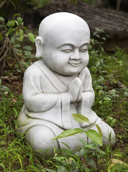 Piccola statua di Buddha in un giardino — Foto Stock