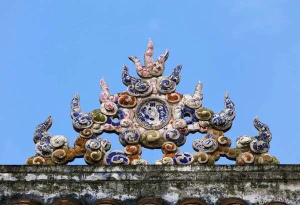 Decoração em um telhado de templo no Vietnã — Fotografia de Stock