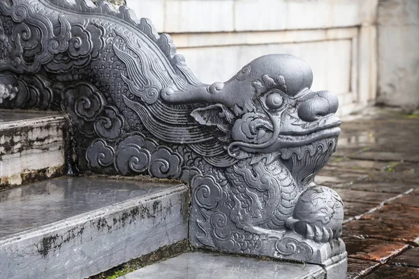 Dragon-formad ledstång i Hue Imperial Palace — Stockfoto