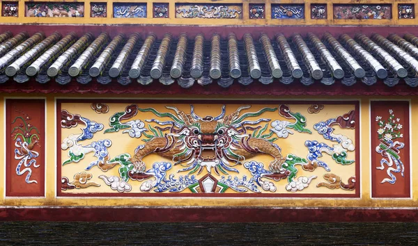 Dragon decoratie in keizerlijk paleis in Hue, Vietnam — Stockfoto