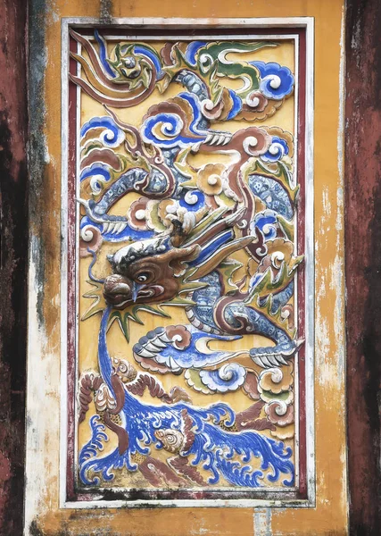 Decorazione del drago nel Palazzo Imperiale di Hue, Vietnam — Foto Stock