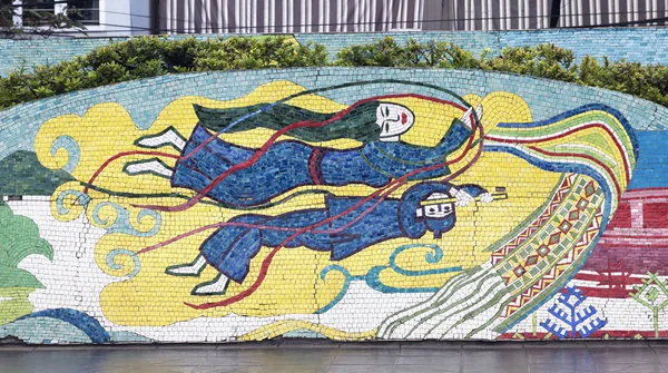 Hanoi, VIETNAM - 12 de enero de 2015 - Mural de mosaico de cerámica en Hanoi — Foto de Stock