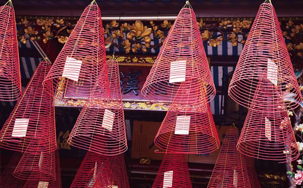 Spiraal wierook branders bij een Vietnamese tempel — Stockfoto