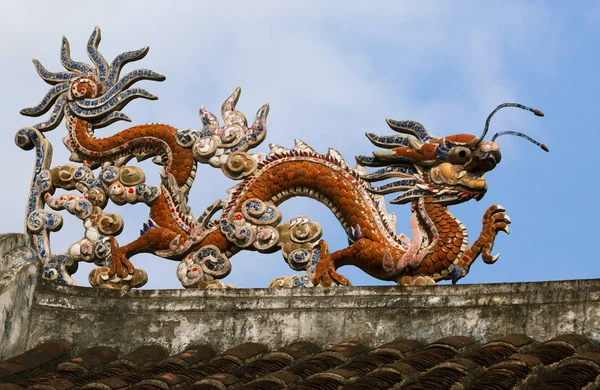 Dragon op het dak van een tempel — Stockfoto