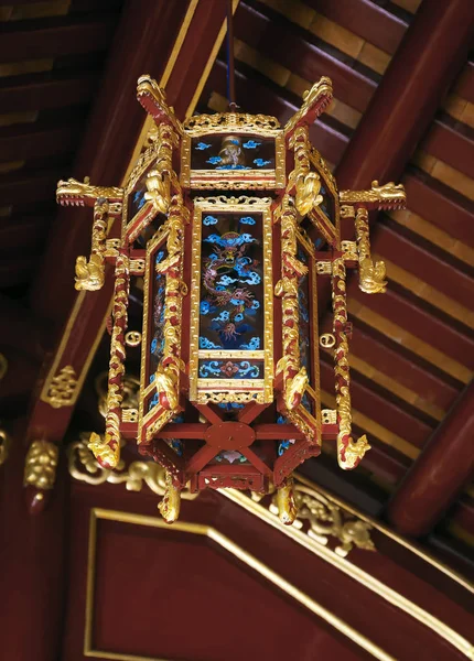 Sierlijke lantaarn in keizerlijk paleis in Hue, Vietnam — Stockfoto