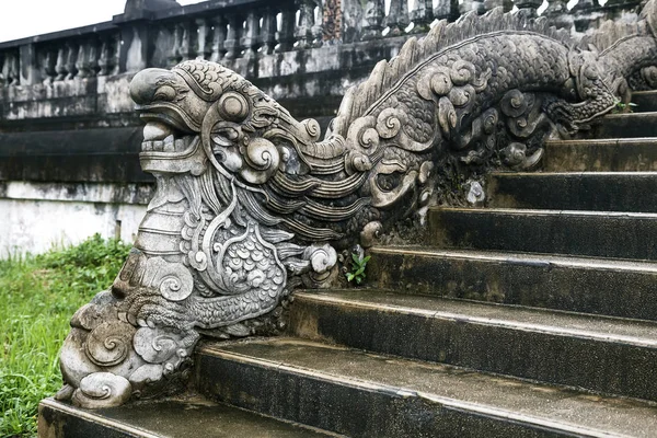 Dragon-formad ledstång i Hue Imperial Palace — Stockfoto