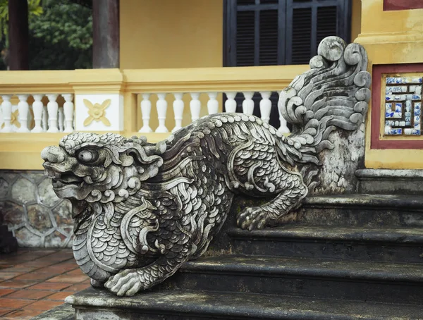 Dragon-vormige leuning in Hue Keizerlijk Paleis — Stockfoto