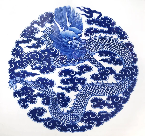 Китайский дракон, нарисованный на керамической вазе — стоковое фото