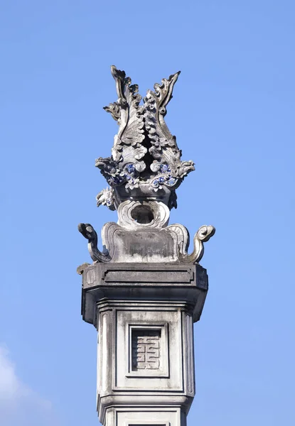 Détail décoratif sur une colonne dans un temple vietnamien — Photo