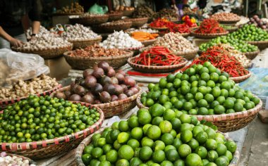 Meyve ve baharat pazarında Vietnam