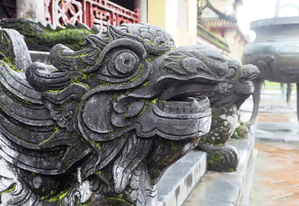 Corrimão em forma de dragão no Palácio Imperial de Hue — Fotografia de Stock