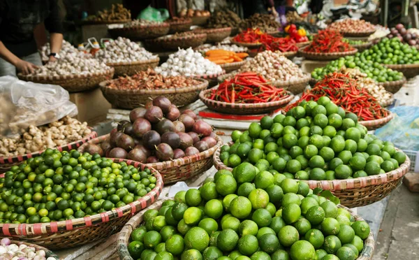 Früchte und Gewürze auf einem Markt in Vietnam — Stockfoto