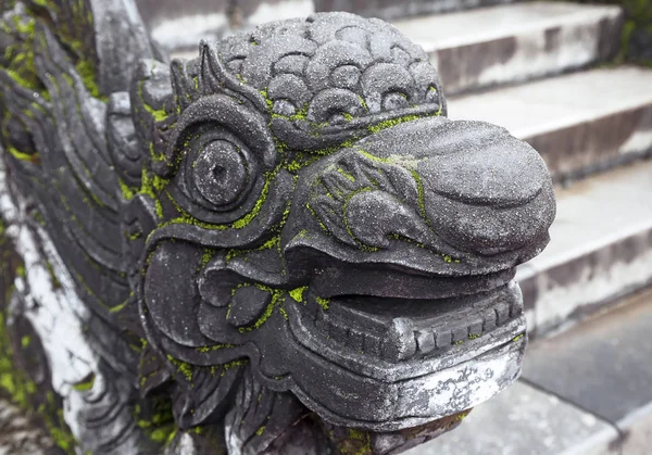 Dragon-formad ledstång i Hue Imperial Palace — Stockfoto