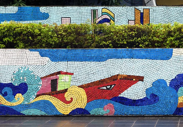 Hanoi, VIETNAM - 12 de enero de 2015 - Mural de mosaico de cerámica en Hanoi — Foto de Stock