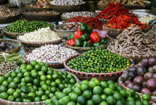 Frutas e especiarias num mercado do Vietname — Fotografia de Stock