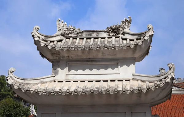 Decoratie op het dak van een tempel in Vietnam — Stockfoto
