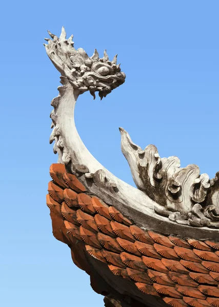 Decoração em um telhado de templo no Vietnã — Fotografia de Stock