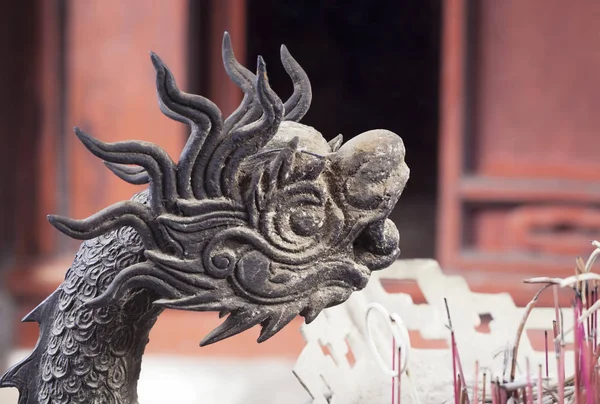 Dragon sculptuur in een tempel in Hanoi, Vietnam — Stockfoto