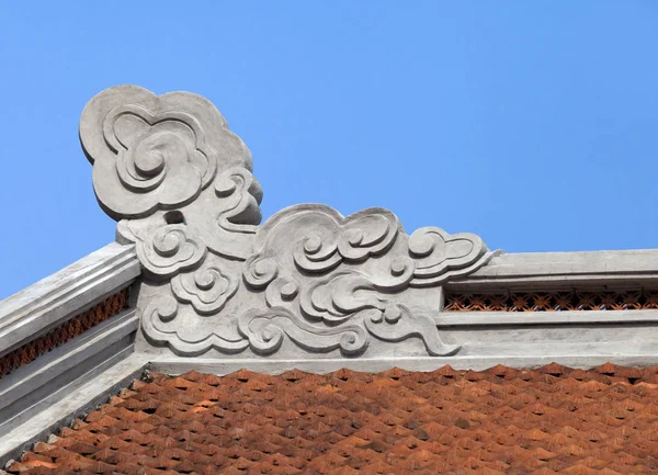 Dekoration på ett tempel tak i Vietnam — Stockfoto