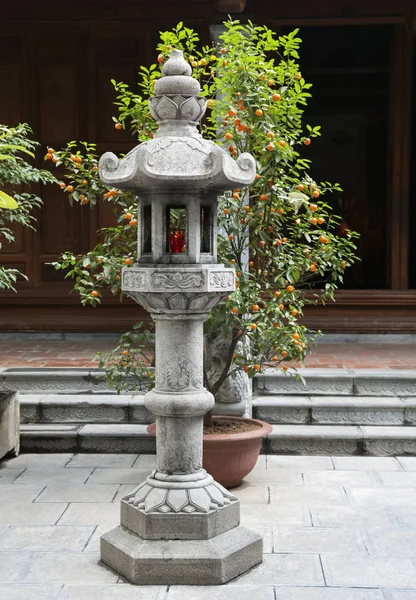 Кам'яна буддійська лампа в японському саду — стокове фото