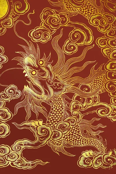 Китайский дракон нарисован на стене — стоковое фото