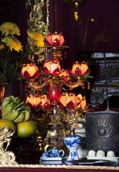 Gildie lampa w buddyjskiej świątyni, Wietnam — Zdjęcie stockowe