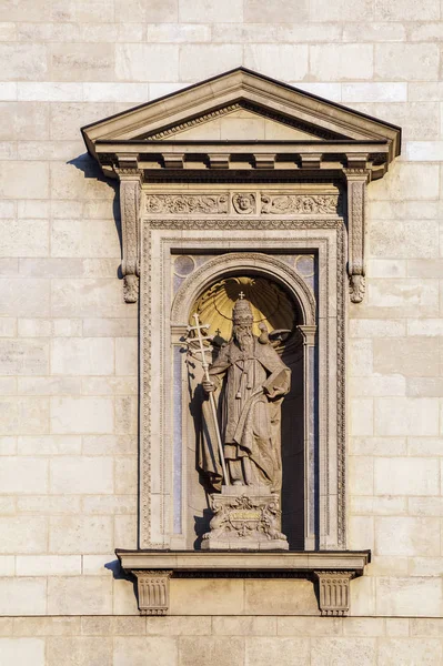 Standbeeld in een nis van St. Stephens Basiliek in Boedapest — Stockfoto