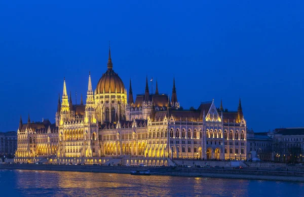 Венгерский парламент в Будапеште, освещенное здание ночью — стоковое фото