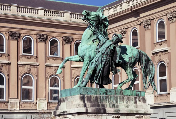 Statua del mandriano che doma un cavallo selvaggio vicino al palazzo reale, Budapest — Foto Stock