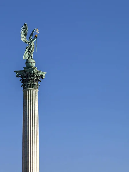 Statue of Archangel Gabriel on top of a column on Heroes square, Budapest — Stock Photo, Image