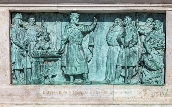 Budapest, HUNGRÍA - 15 de febrero de 2015 - Bajorrelieve de bronce en la plaza de los Héroes — Foto de Stock