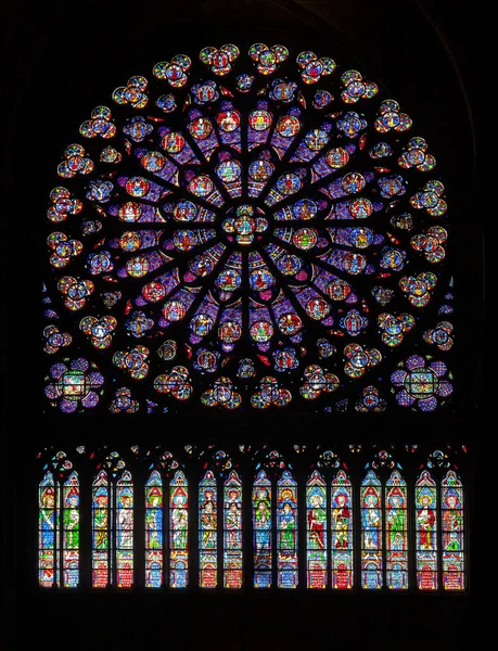 PARIS - OUTUBRO 25, 2016: Sul rosa janela da catedral de Notre Dame — Fotografia de Stock