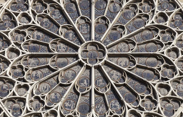 PARIS - OCTOBER 25, 2016: South rose window of Notre Dame cathedral — 스톡 사진