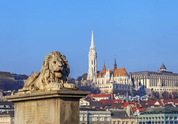 Vista da Igreja Matthias e Bastião dos Pescadores em Budapeste Hungria — Fotografia de Stock