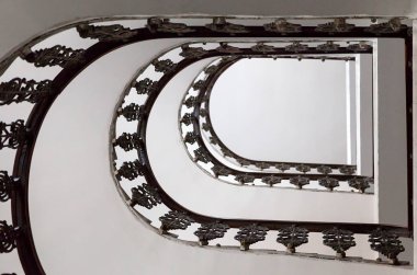 Konut evindeki sarmal merdiven.