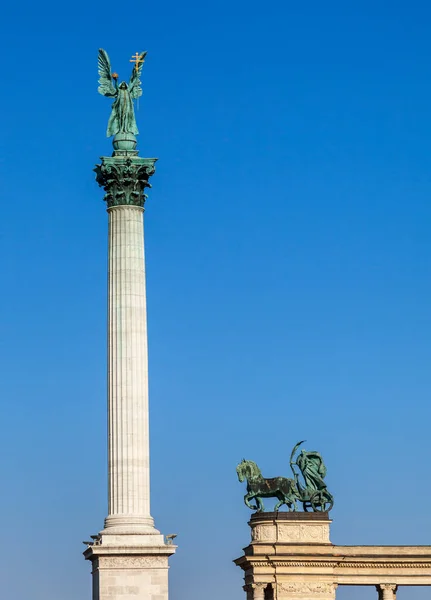 Socha archanděla Gabriela na vrcholu sloupu na náměstí Heroes, Budapešť — Stock fotografie