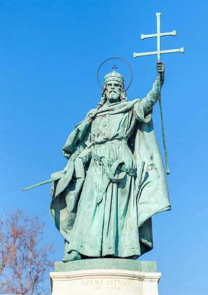 Budapest, HUNGARY - FEBRUARY 15, 2015 - Statue of saint Istvan in Heros Square, Budapest — Stock Photo, Image