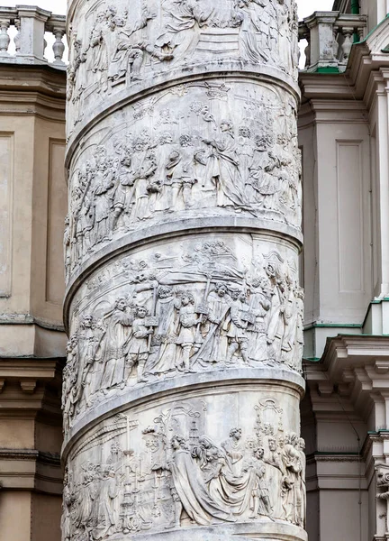 빈에 있는 성 찰리 교회의 기둥 — 스톡 사진